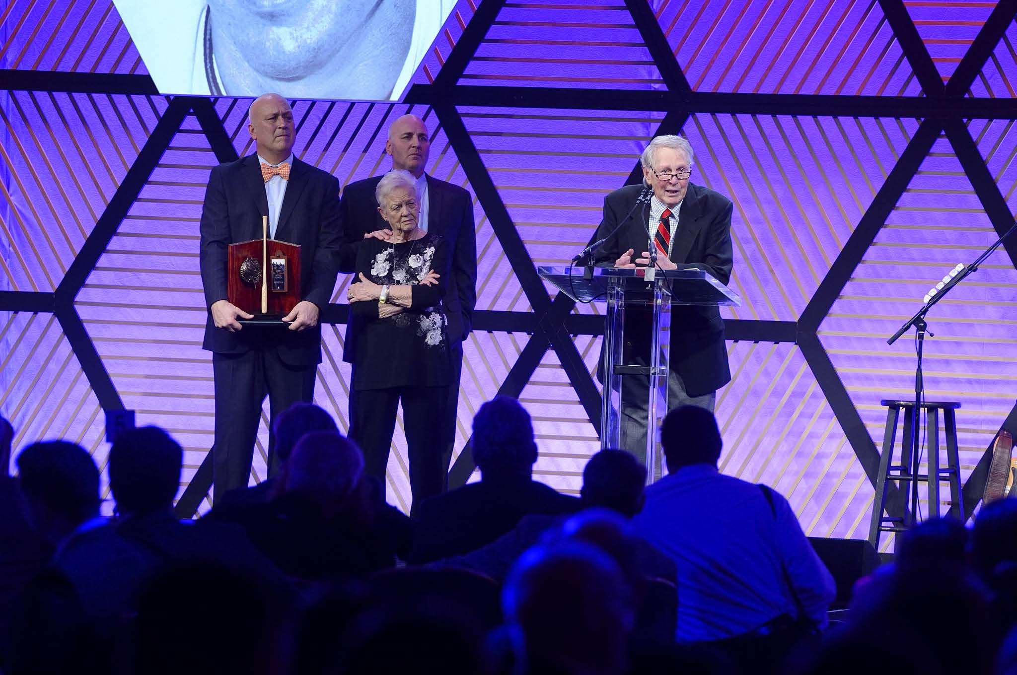 brooks robinson speaking at 2017 aspire gala